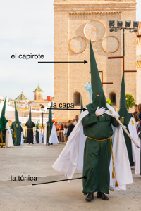 Capirote túnica y capa